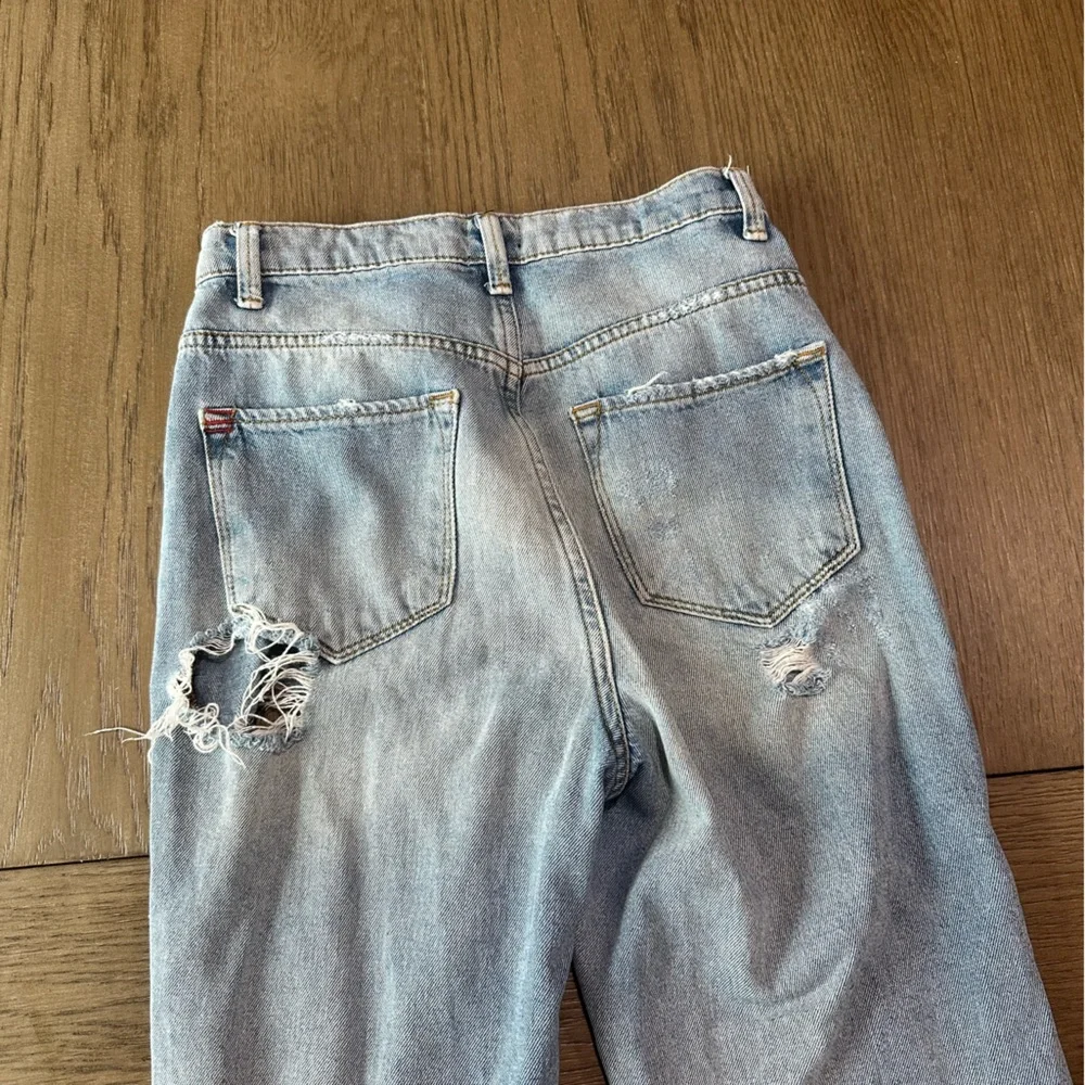 BDG High Rise Mom Jean Light Wash Distressed 25 - Picture 8 of 9